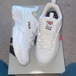 NEVER WORN!! Size 7 US Woman’s fila sneakers